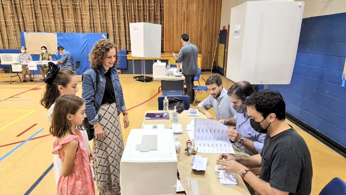 Chilenos en el exterior acuden a las urnas para votar en histórico ...