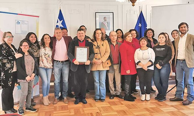 Escritor Pavel Oyarzún distinguido con el Premio Regional a las Artes y