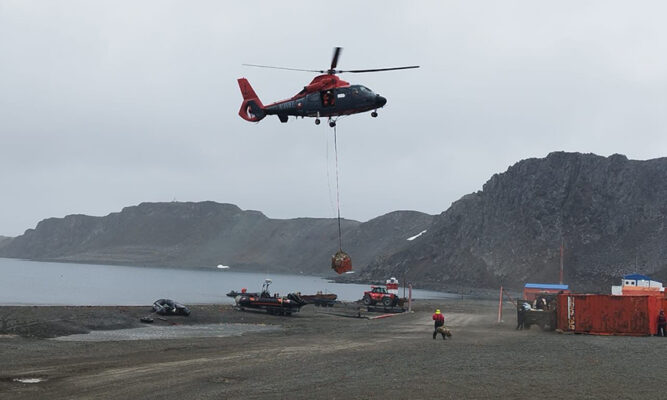 Helicóptero Dauphin realizó por primera vez sostenimiento logístico en ...
