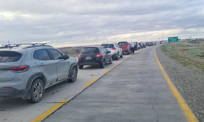 Cierre de cruces en Punta Delgada dio origen a largas filas de