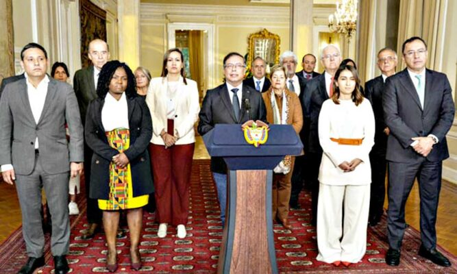 La crisis en Colombia que llevó al Presidente Petro a pedir la renuncia ...