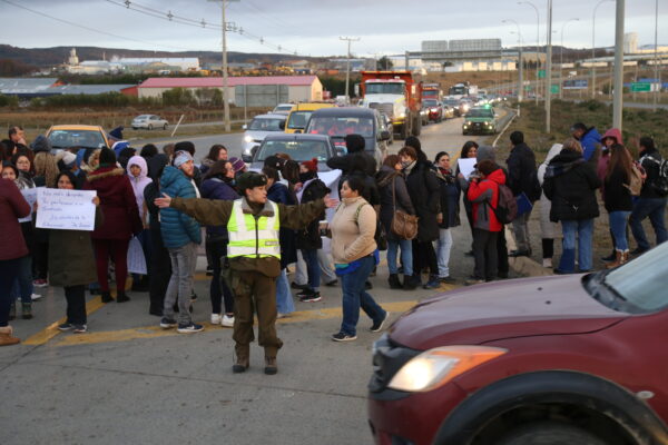 Asistentes de la educación cortaron ruta en Punta Arenas | La Prensa ...