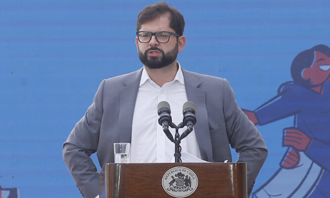 El cardenal Antonio Samoré desciende del avión que lo trajo desde Roma