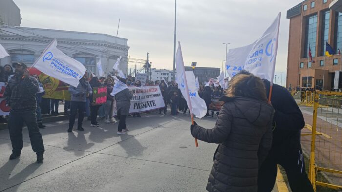 Profesores exigen respeto a sus derechos laborales | La Prensa Austral
