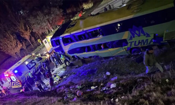 Choque entre auto y bus en Curicó deja un muerto y decenas de heridos ...