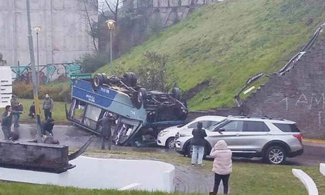 Tres muertos y decena de heridos deja volcamiento de un bus | La Prensa ...