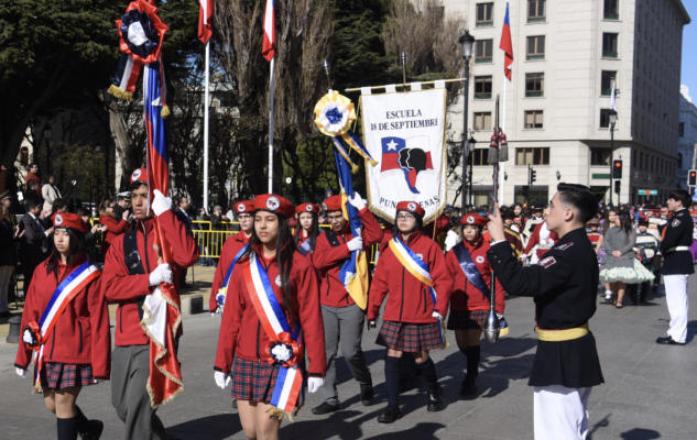 Más de mil estudiantes desfilaron en homenaje a la Patria | La Prensa ...