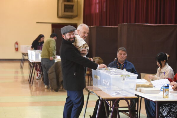 Con Violeta en brazos, Presidente Boric votó en su natal Punta Arenas ...