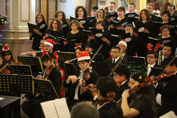 Multitud disfruta del Concierto de Navidad de la Orquesta Sinfónica de la Universidad de Magallanes