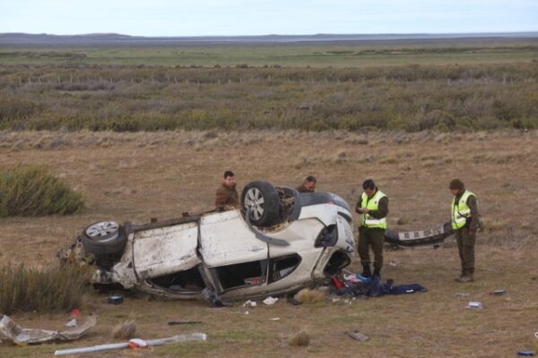 Pareja de jóvenes muere en volcamiento cuando regresaba a Porvenir | La ...