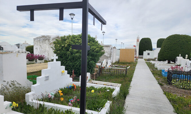 Obras inconclusas en cementerio de Porvenir dejan a usuarios en riesgo
