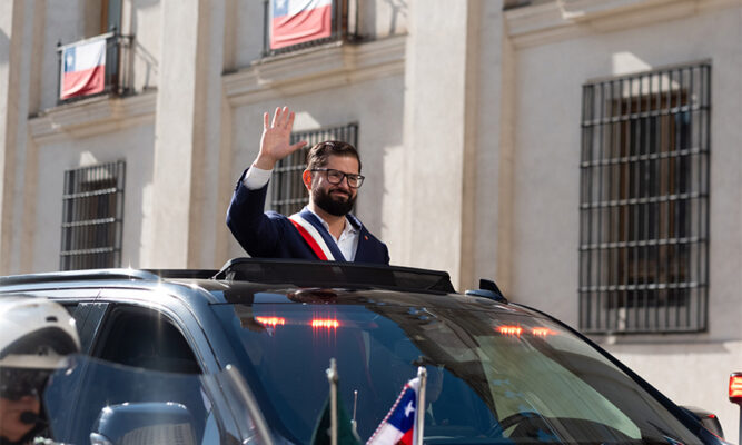 Boric entrega carta a Kast justo antes del juramento presidencial