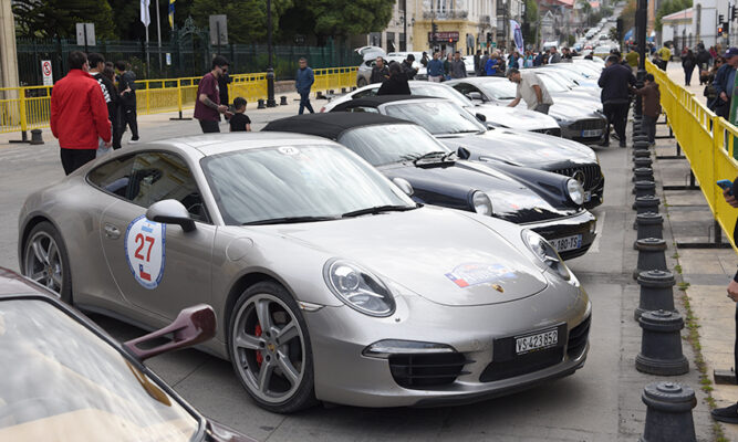 Rally de autos deportivos de lujo pasaron por Punta Arenas