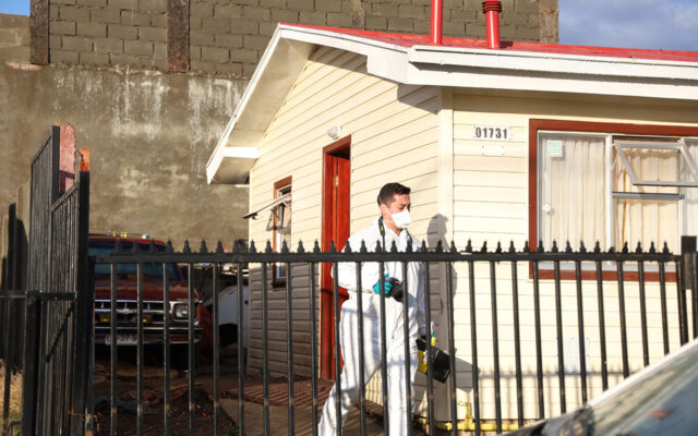 Investigan homicidio de hombre de 70 años hallado  en el living de su casa con heridas en sus piernas