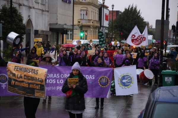 Mujeres marcharon por el centro de Punta Arenas | La Prensa Austral