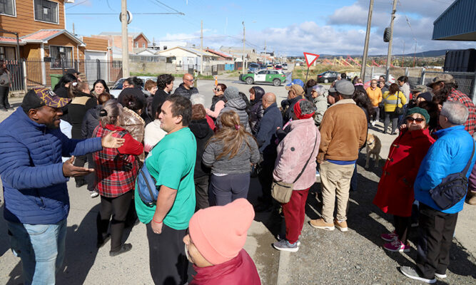 Más de la mitad de la “toma” está en terrenos fiscales:  ministro Poduje vendría en abril