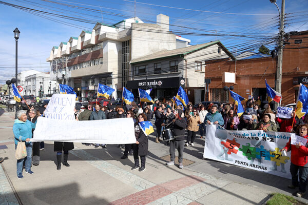 Asistentes de la educación marcharon en Punta Arenas | La Prensa Austral