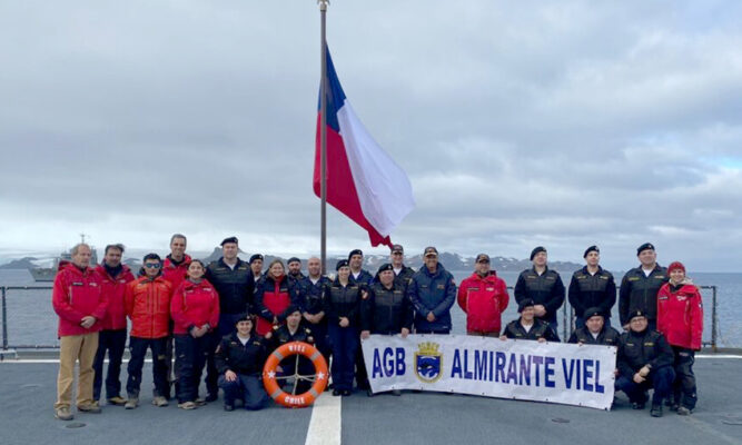 Científicos chilenos y canadienses estudian  paleoclimatología y glaciares a bordo del Viel