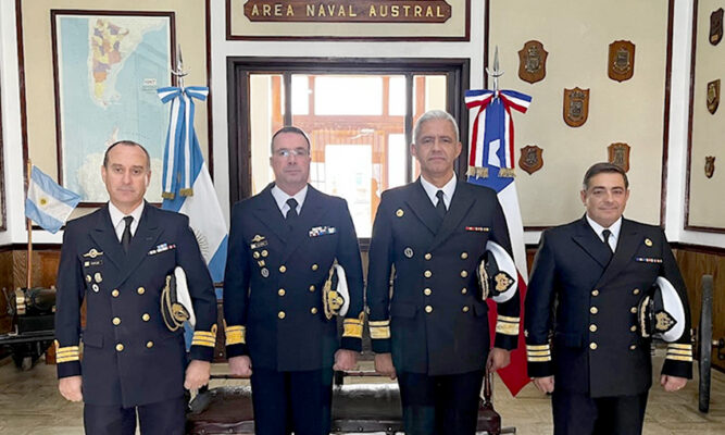 Armadas de Argentina y Chile celebran reunión de crítica  final de la XXVIII Patrulla Antártica Naval Combinada