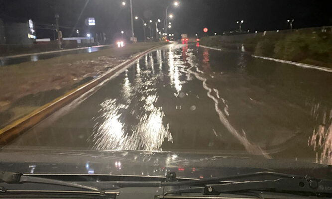 Lluvia cae, el tránsito flota: el clásico “piscinazo” en Costanera del Estrecho