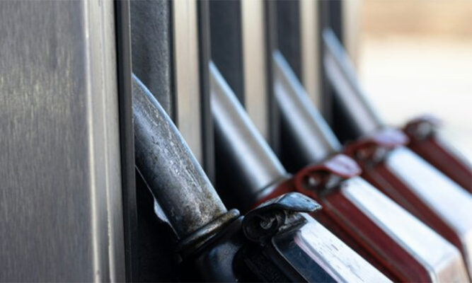 El precio más alto desde 2022: gasolina  en EE.UU. alcanzó los 4 dólares por galón