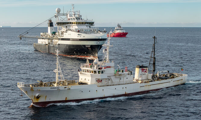 Buque pesquero noruego huye de la Antártica  tras violenta embestida de nave ambientalista