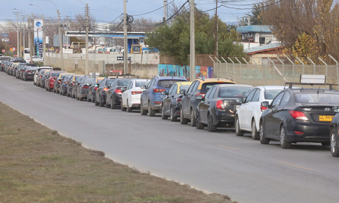 Hasta tres horas al día en filas: la crisis del GNC en Punta Arenas que golpea a taxistas y colectiveros