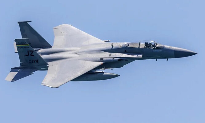 Irán derriba un caza de Estados Unidos en medio de escalada bélica