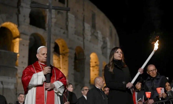 El papa León XIV retoma tradición de portar la  cruz en multitudinario Vía Crucis en el Coliseo