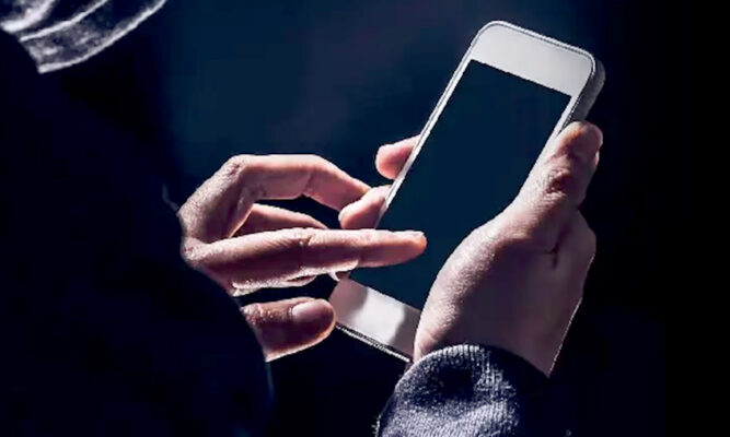 Detienen a profesor por enviar mensajes  de contenido sexual a una estudiante