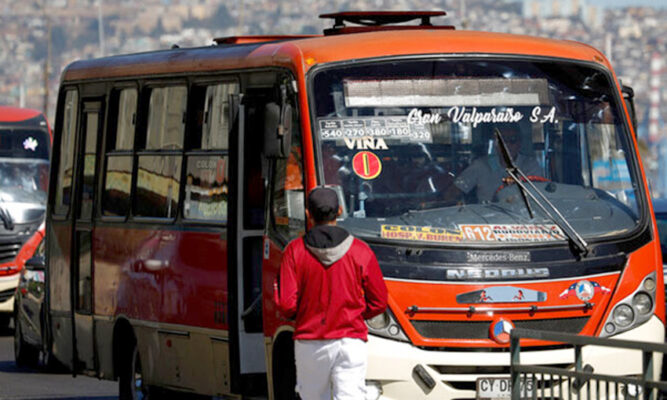 Micreros de Valparaíso inician paro por  alza de combustibles y deuda del gobierno