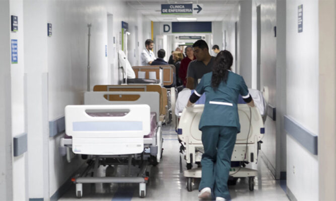 Ministra Chomali reveló que hay mil pacientes abandonados en recintos de salud del país