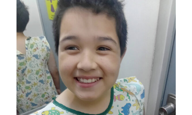 Madre impulsa campaña urgente para sostener tratamiento médico de su hijo en Santiago