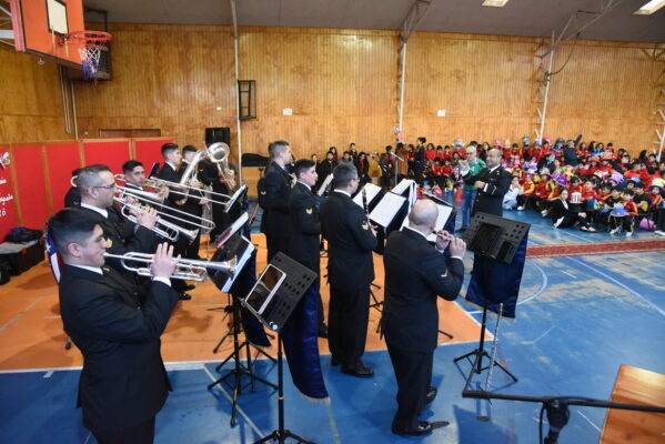 Escuela España celebró 114 años con “sombreros locos”  y una brillante presentación de la banda de la Armada