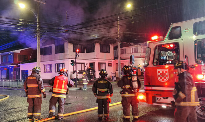 Incendio al parecer intencional  deja a ocupante en riesgo vital