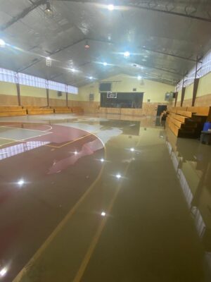 Aguas servidas y lluvias colapsan nuevamente gimnasio de liceo natalino