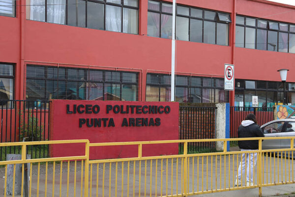 Suspenden clases en Liceo Politécnico tras hallazgo de papel con amenaza de tiroteo