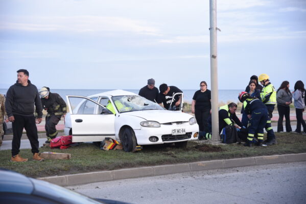 Dos heridos tras choque  contra poste del alumbrado