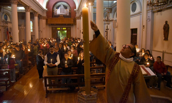 Sobrecogedora Vigilia Pascual vivió la Iglesia magallánica