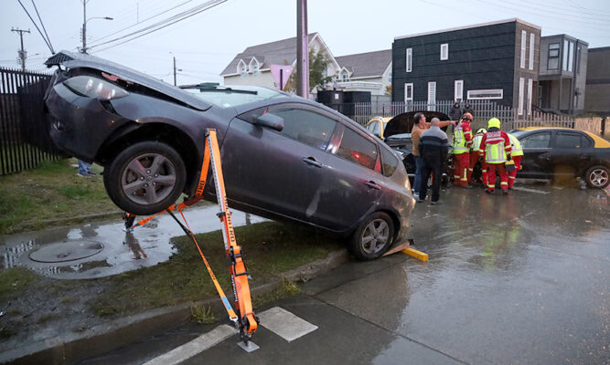Triple colisión deja heridos  y un auto colgando sobre  cable tensor de un poste