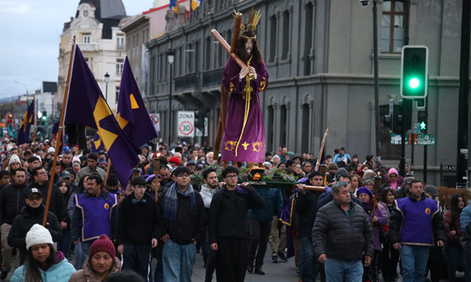 Obispo Oscar Blanco encabezó Vía Crucis al Cerro de la Cruz:  “Dios nos salva con el amor, no con la inteligencia artificial”