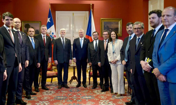 Director del Inach participa en firma de acuerdo antártico entre Chile y República Checa en La Moneda