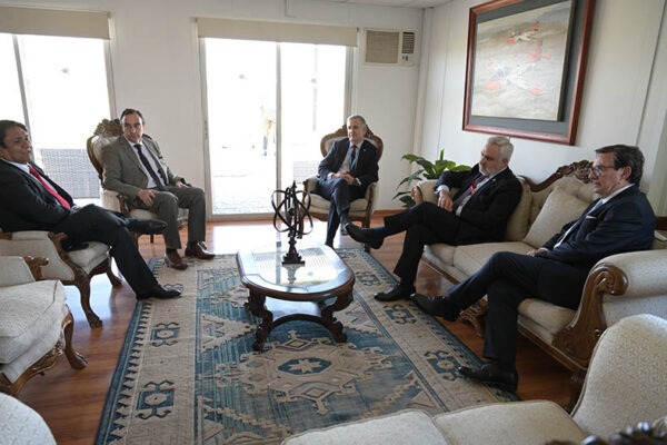 Ministro de Defensa compromete avance en Centro Aeroespacial de Magallanes tras reunión con Flies