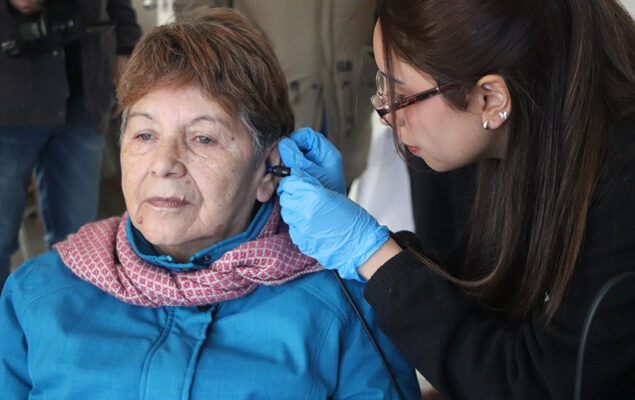 Vecinos acceden a exámenes  auditivos en jornada comunitaria