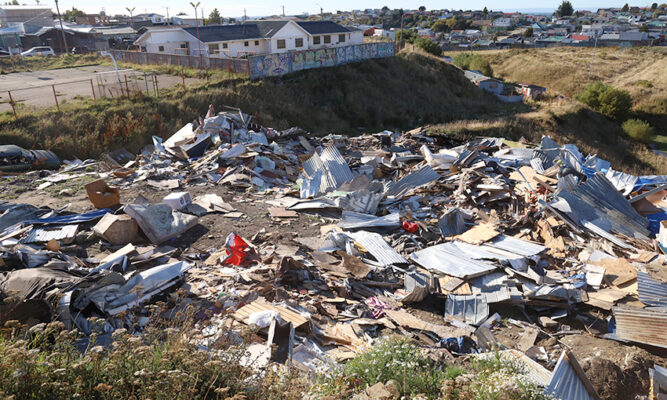 Tras desalojo de enero, obras de calle Miraflores aún no comienzan y escombros y basura permanecen en el sector
