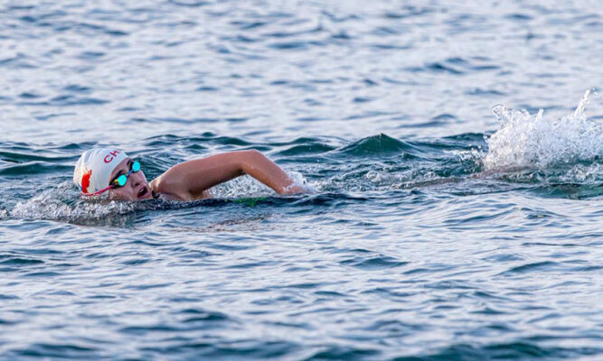 Médica magallánica completa  la triple corona de hielo tras  exigente nado en Austria