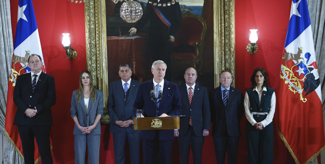 “El primer paso en el camino correcto”, dijo Kast tras firmar proyecto de ley de Reconstrucción