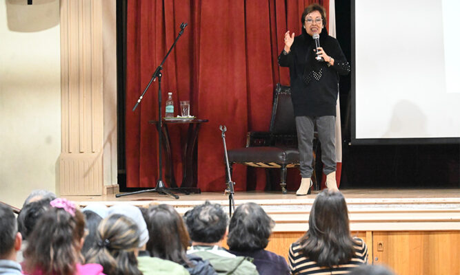 Liceo María Auxiliadora realizó primera Escuela  para Padres 2026 junto a la Dra. Amanda Céspedes
