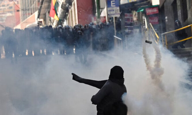 Siguen las protestas en La Paz: nuevos  choques entre manifestantes y policías