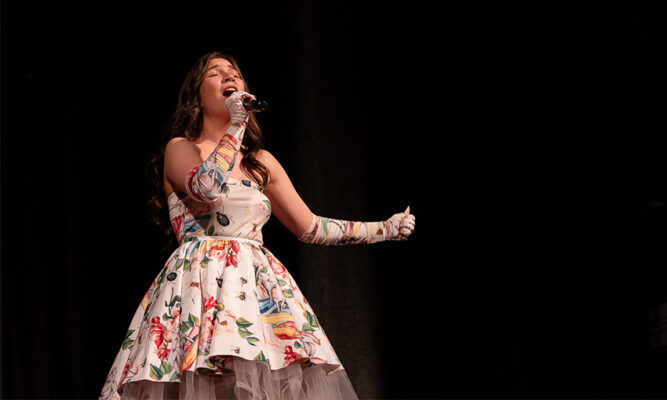 “Voz y Piano” emocionó al Teatro Municipal con íntimo  concierto de la promisoria artista Dominga Rodríguez